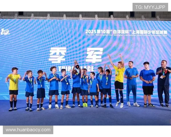 上海足球队以59分稳居邀请赛积分榜首位竞争激烈引人关注 上海足球队以59分稳居邀请赛积分榜首位竞争激烈引人关注